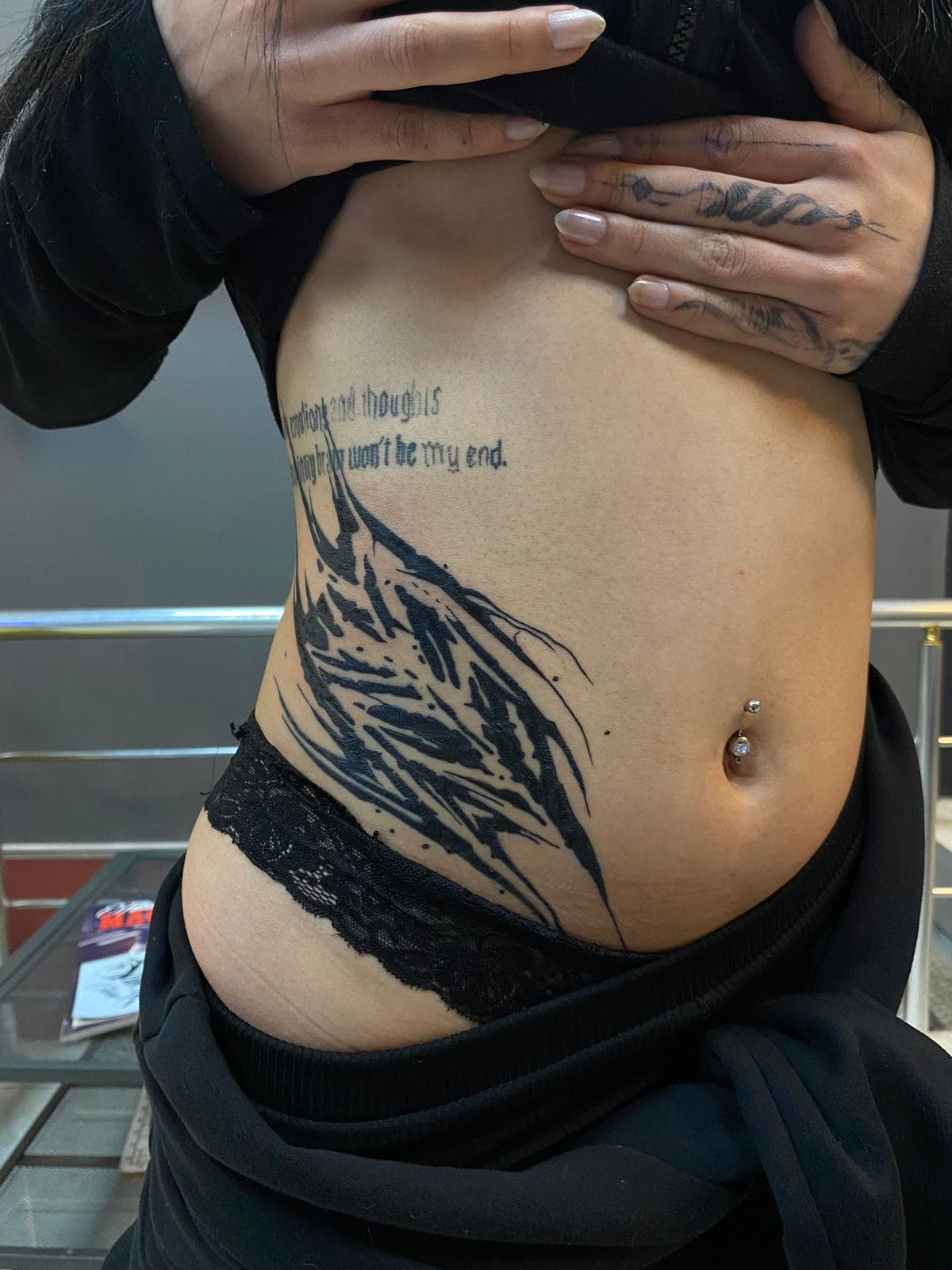 Kaburgada kalın siyah soyut fırça darbeleri ve İngilizce yazı — Ersin Tattoo Bakırköy