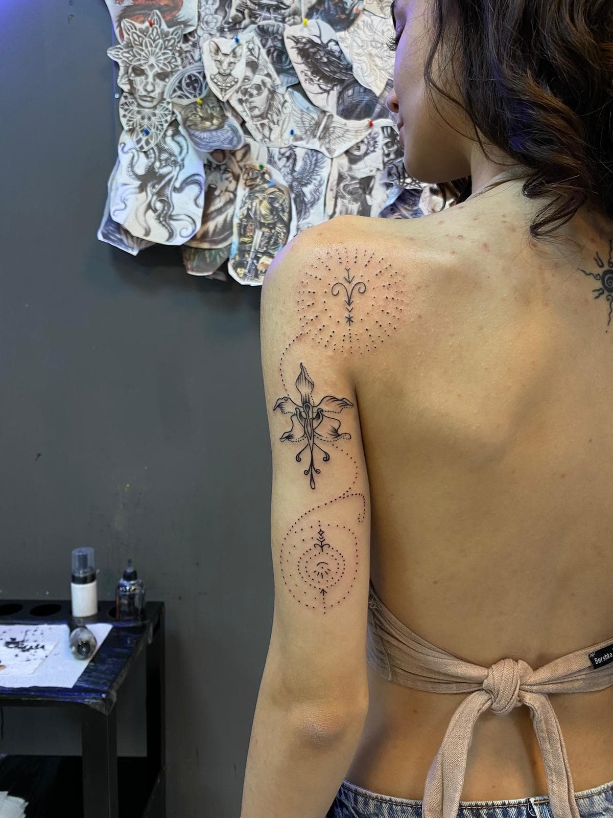Omuz ve üst kolda ince çizgi noktalama (dotwork) süsleme — Ersin Tattoo Bakırköy