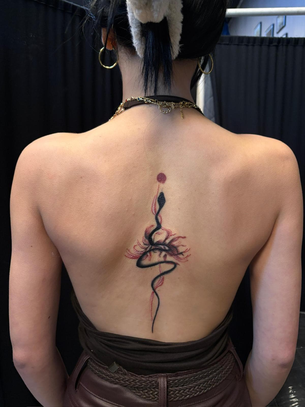 Sırt omurga boyunca kırmızı ve siyah soyut çiçek — Ersin Tattoo Bakırköy