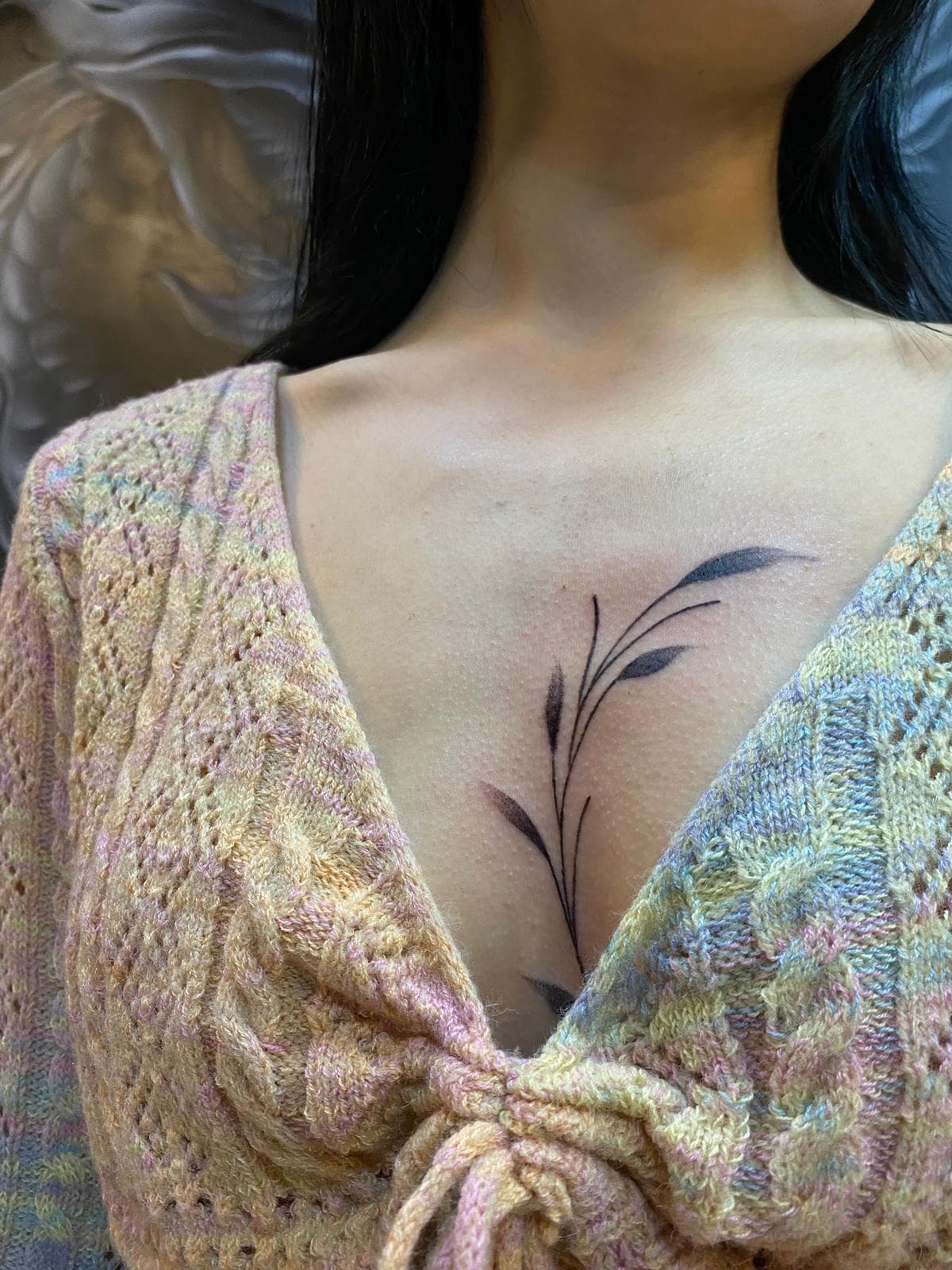 Göğüs ve köprücük kemiğinde ince çizgi botanik dal — Ersin Tattoo Bakırköy