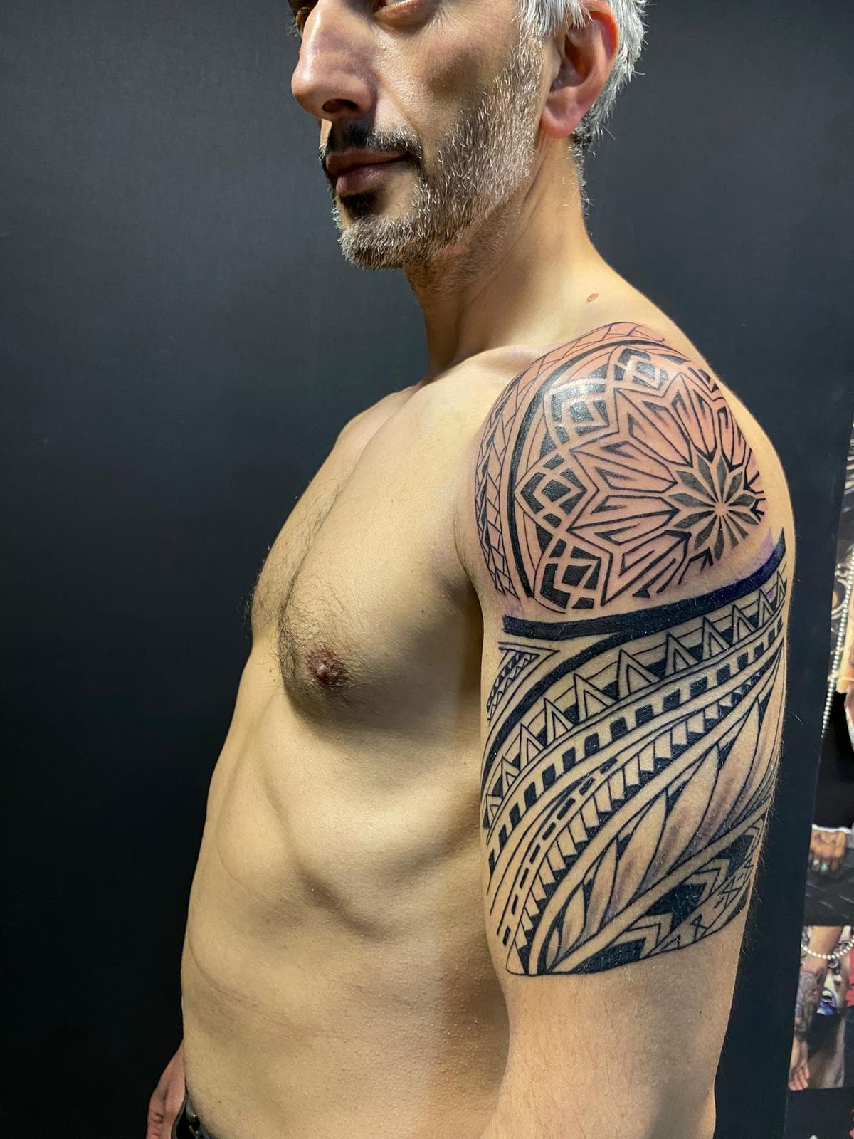 Omuz ve üst kolda Polinezya tribal yarım kol — Ersin Tattoo Bakırköy