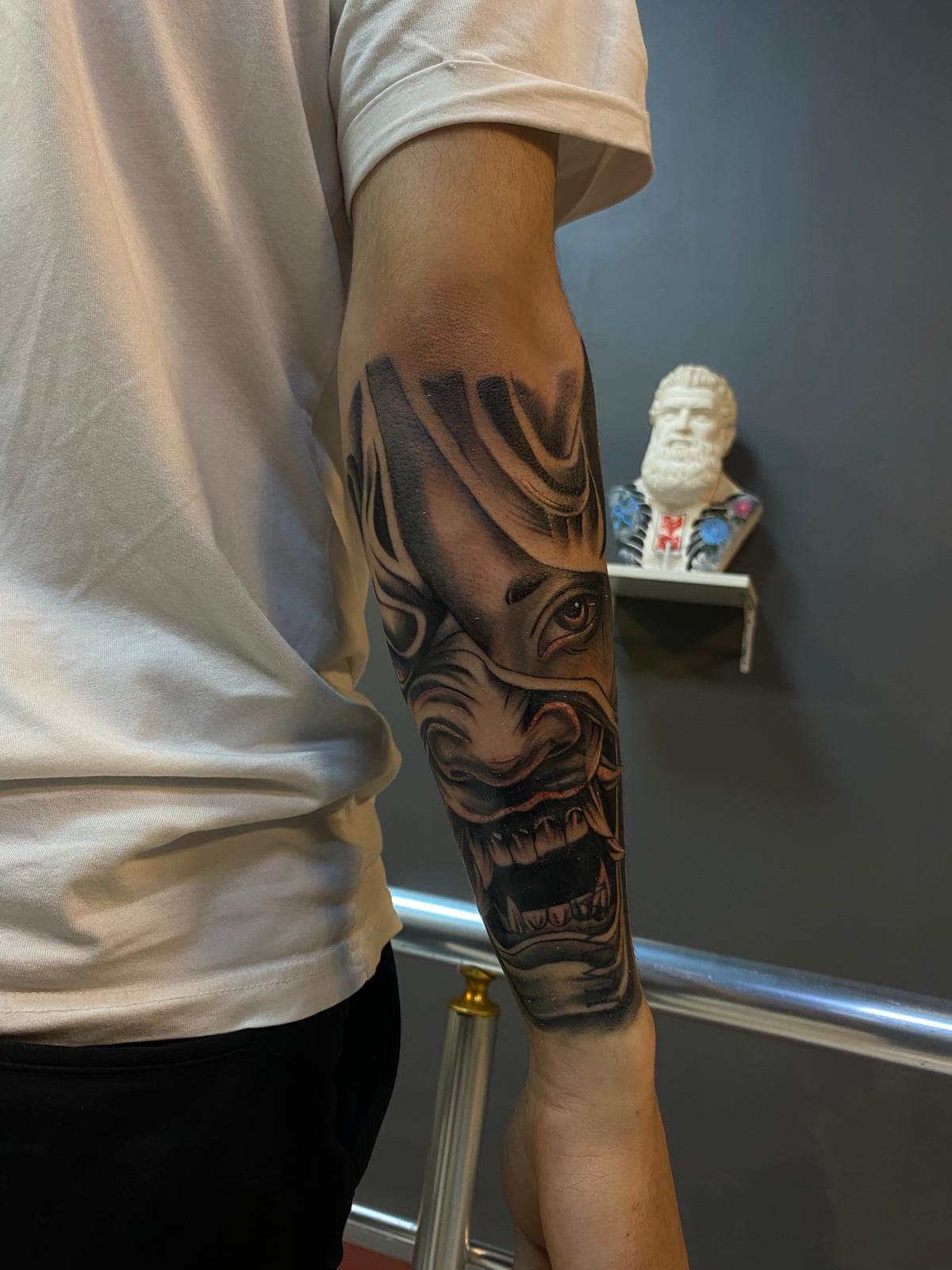 Black and grey hayvan portresi dövme — Ersin Tattoo Bakırköy