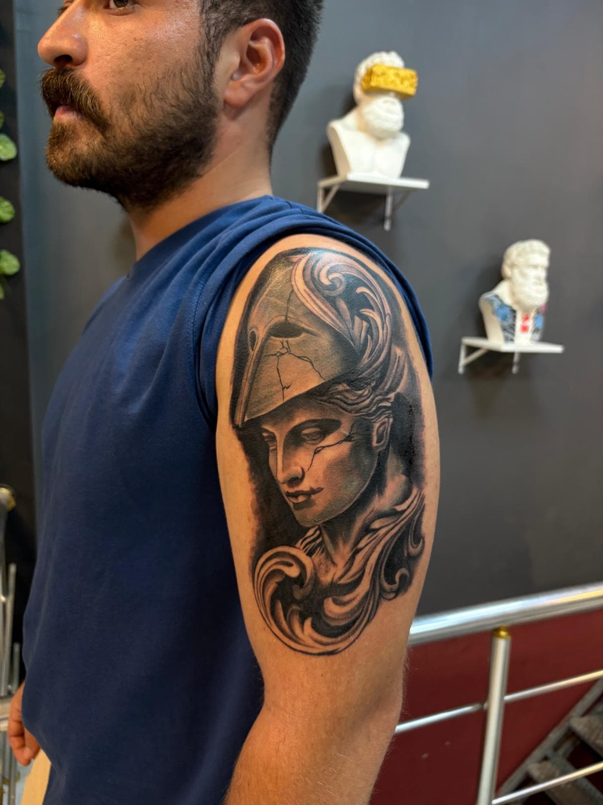 Minimalist çiçek dövmesi, ince hatlar — Ersin Tattoo Bakırköy