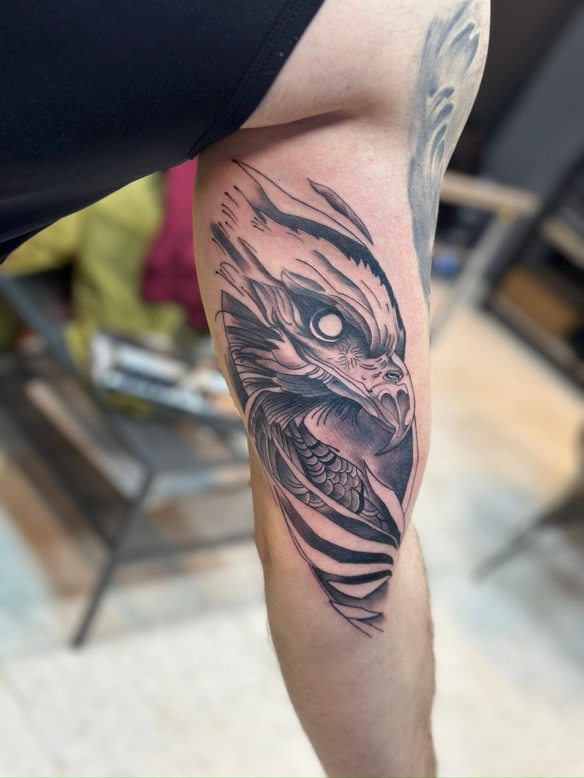 Renkli sembol dövmesi, detaylı renklendirme — Ersin Tattoo Bakırköy
